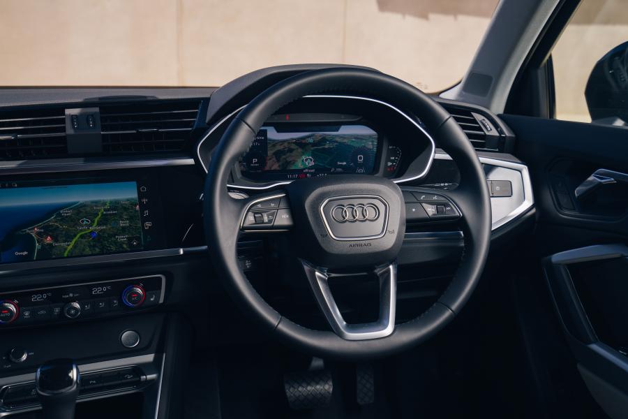 Торпедо Audi Q3 35 TFSI Launch Edition 2019 года  (AU) (фото 16 из 32)